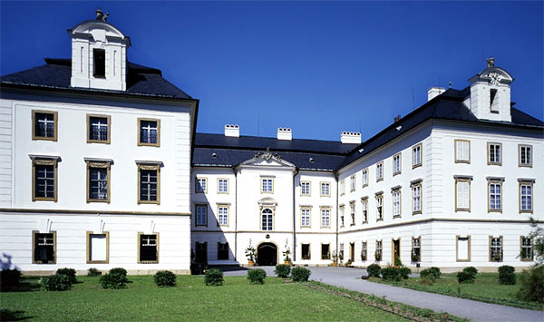Zámek Vizovice, 14 km